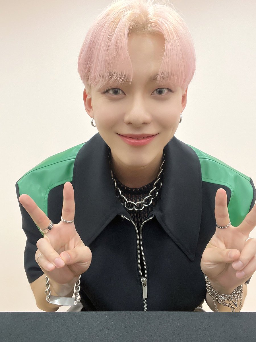 날씨 밉다. 버스킹 못해도 우리 팬분들 얼굴 봐찌롱😚

#우진영 #WOOJINYOUNG
#2nd_Mini_Album #DELICIOUS
#Delicious #여긴_너무_Delicious 😋