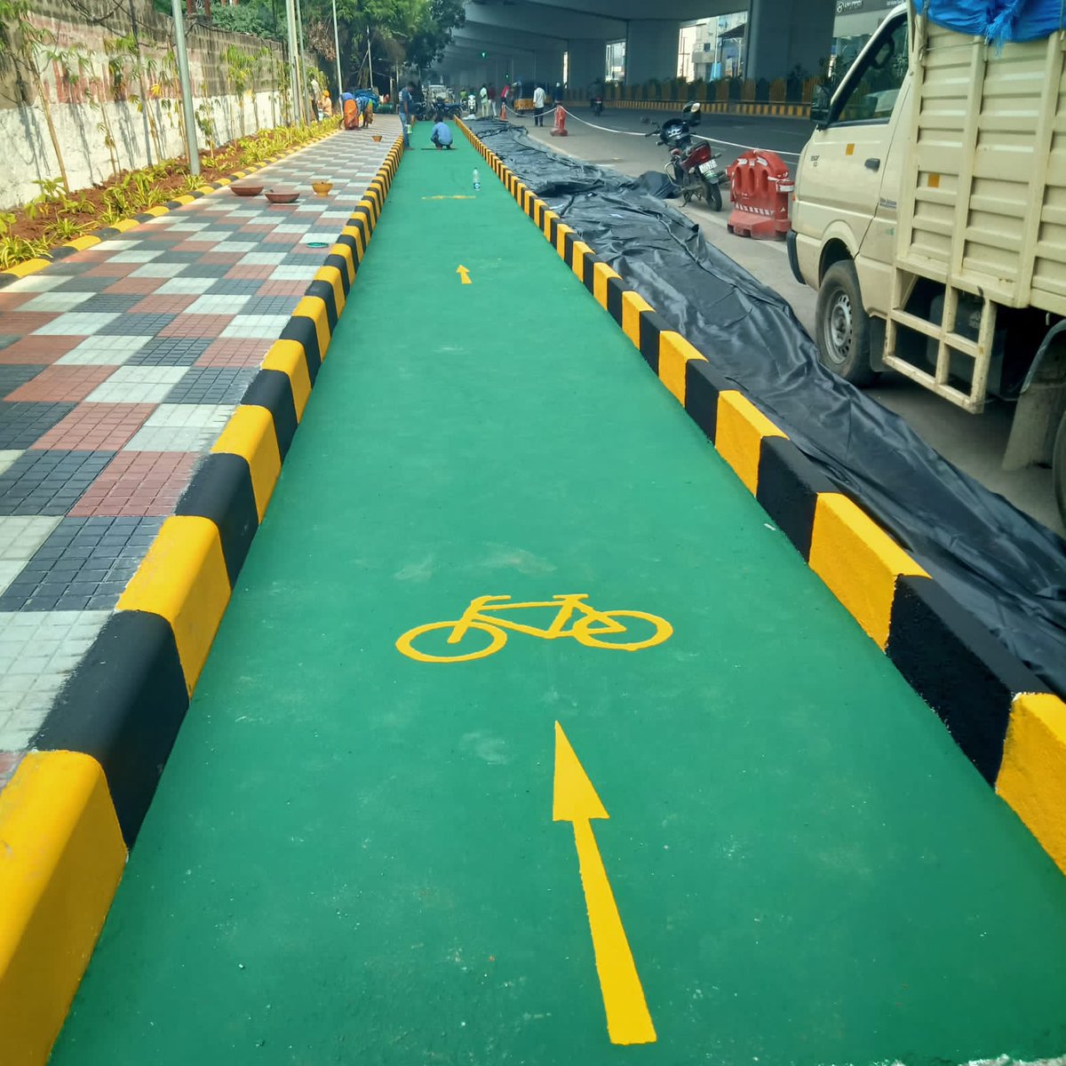 rajakesari99's tweet photo. Model Cycle Track provided on Tolichowki -- Shaikpet Road Stretch @ Narayanamma College in Khairtabad Zone by CRMP agency MEIL. Hyd. @sselvan @hcggroup2 @happy_hyderabad @BicyclingClub @HiHyderabad @HiCyberabad @HydWatch @WithCitizen @swachhhyd @hyderabad_zone https://t.co/Z7l4f0t7Ka
