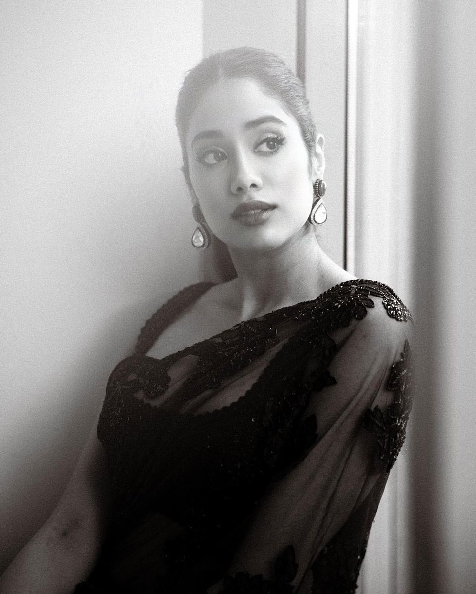jsolu_tions's tweet photo. #JanhviKapoor channelโs an old - world charm in these monochrome snaps ๐ค๐ค
#GoodLuckJerryStreamingNow #GoodLuckJerryOnHotstar #GoodLuckJerry #jsolutions https://t.co/c93lzA7y2j