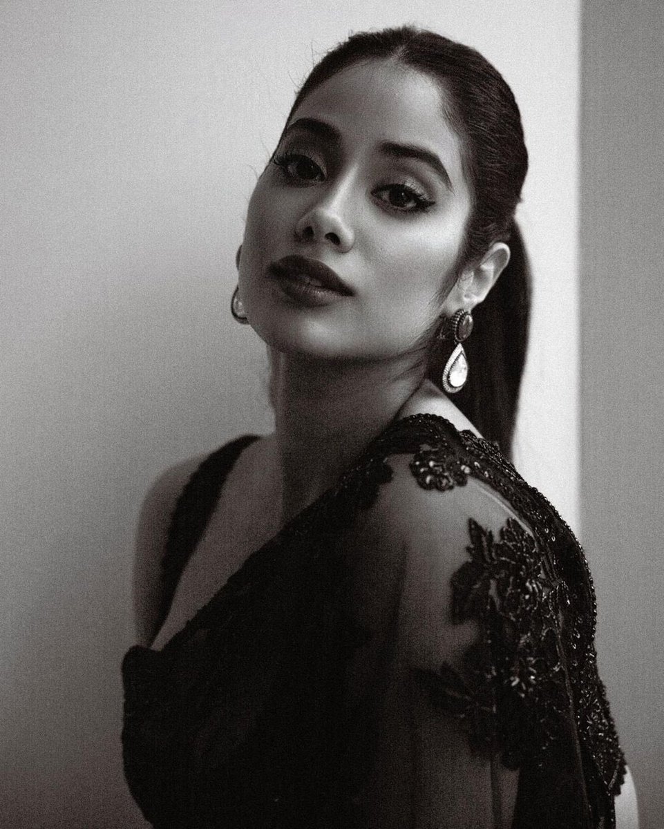 jsolu_tions's tweet photo. #JanhviKapoor channelโs an old - world charm in these monochrome snaps ๐ค๐ค
#GoodLuckJerryStreamingNow #GoodLuckJerryOnHotstar #GoodLuckJerry #jsolutions https://t.co/c93lzA7y2j