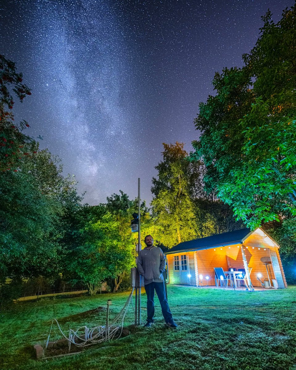 Unsere Wetterstation in Hürtgenwald-Vossenack bei Nacht mit meiner Wenigkeit 

#eifel #Nacht #sterne #Milchstraße #milkyway #Sommer