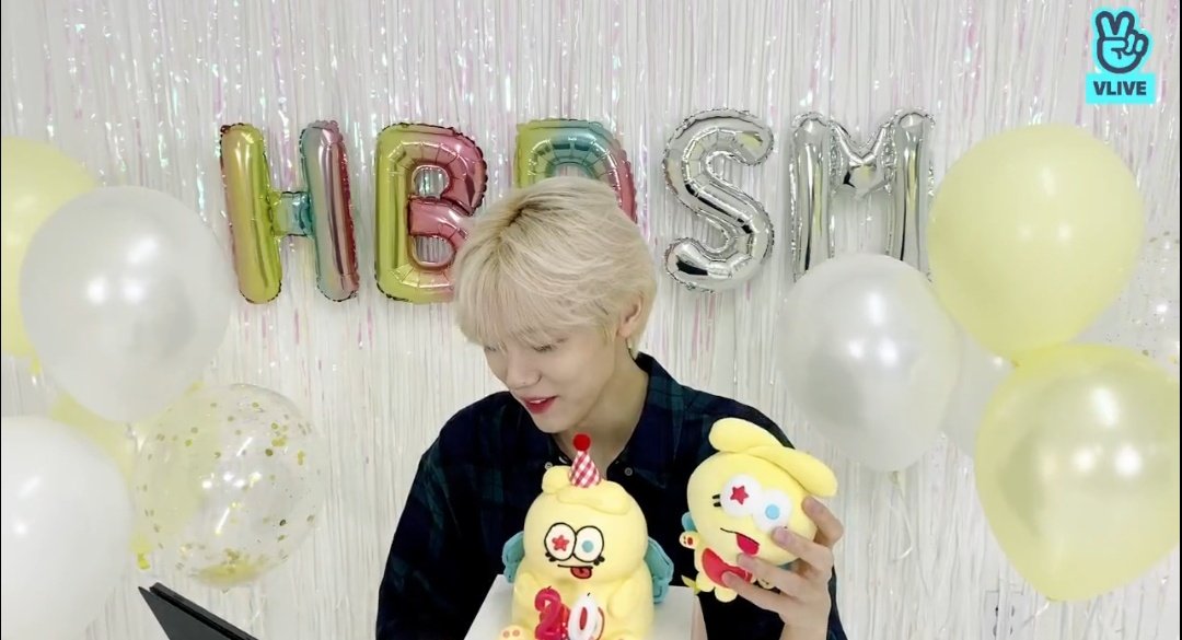 HyeongjunIsLife's tweet image. cravity members using ccrew as design for their bday cakes, is just soo cutee☺️