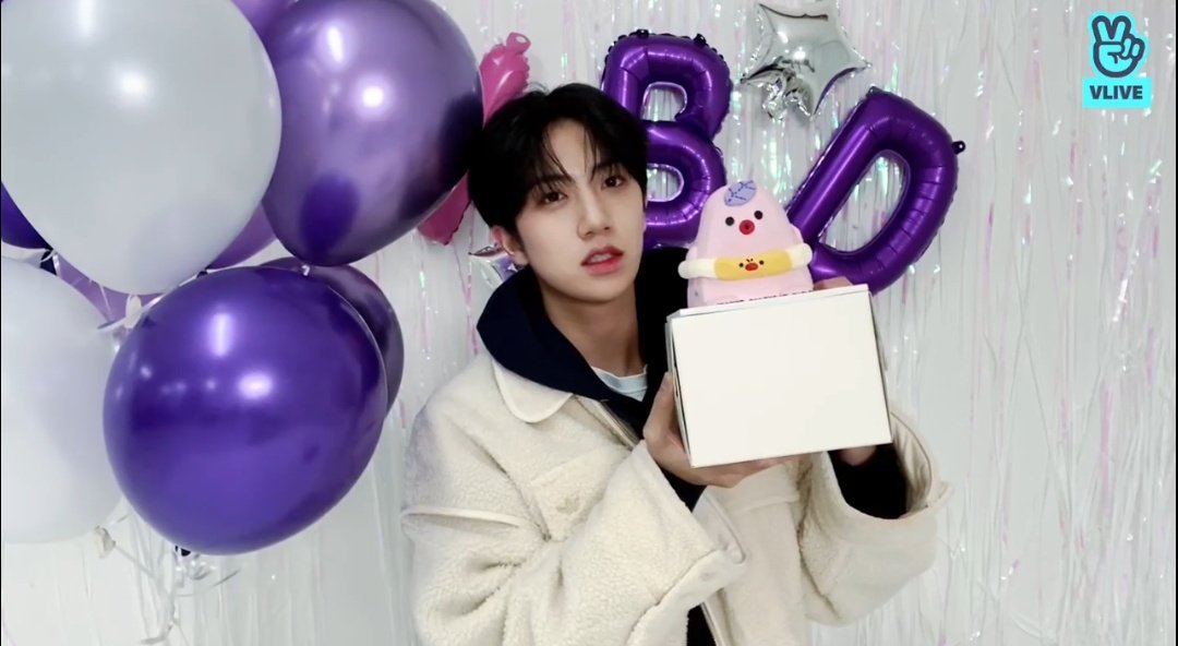 HyeongjunIsLife's tweet image. cravity members using ccrew as design for their bday cakes, is just soo cutee☺️