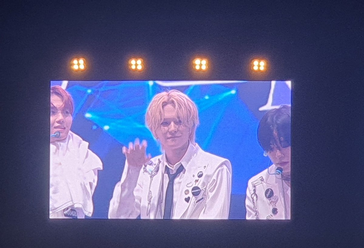 LumSeukNConline's tweet photo. เมื่อพี่โยเป็นแงวววววว😽😭
#2022KPOPMASTERZ_BKK 
#TREASURE https://t.co/r2ledftrnu
