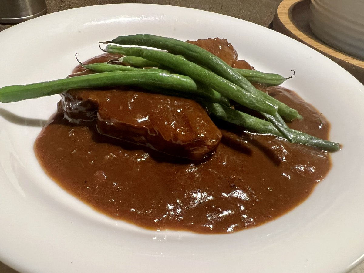 晩ごはんはフレンチを作りました
「豚肉のビーフシチュー」という、最高に頭の悪いネーミングをかつて施した得意料理です。