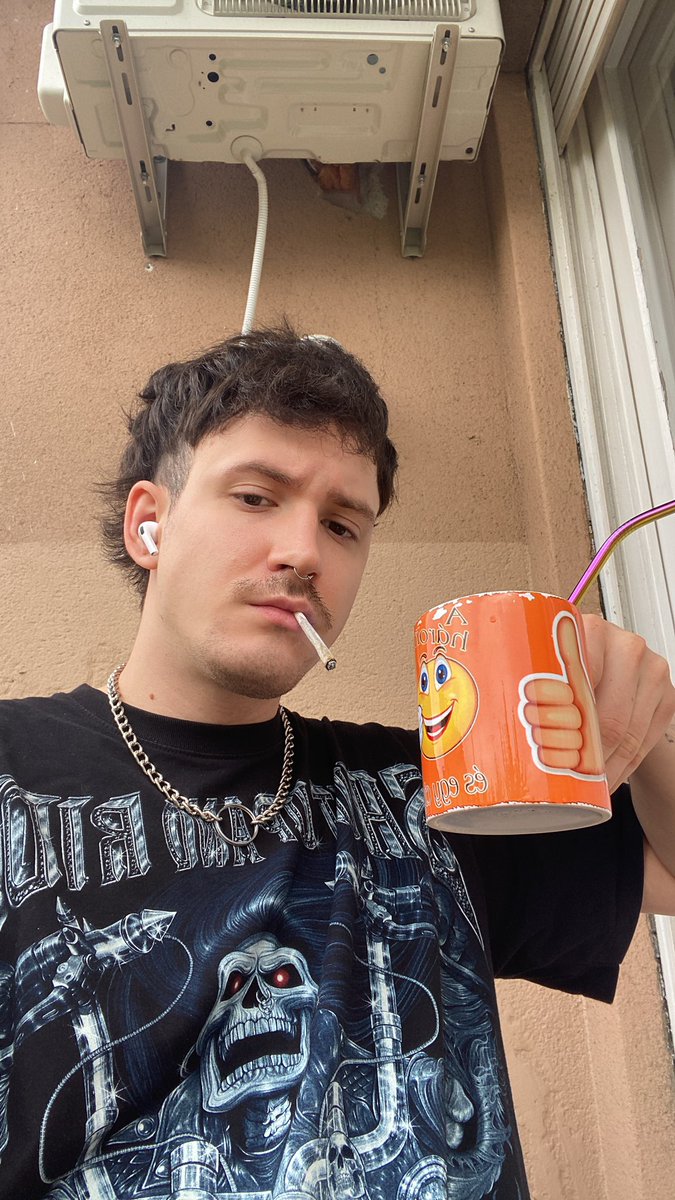 csabcsali's tweet photo. Geci nagy kiraly vagyok szemlélem a territoriumomat, sajat zenemet hallgatom cigi+kv, jol nezek ki, sexes alsónemű Zsigátol…. Mondjatok ha jobb dolgotok van mit csinaltok https://t.co/mnXO2dGWub
