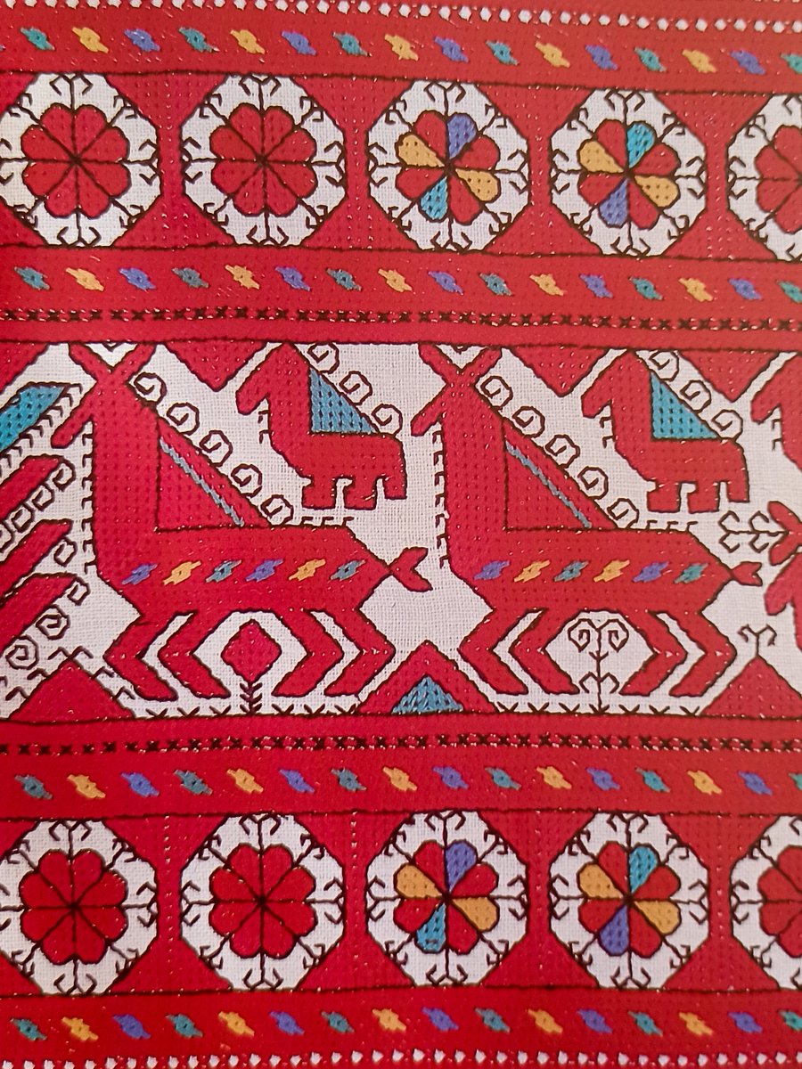 kornichuv's tweet photo. 8) Богато расшиваются также ритуальные аксессуары, платки, одеяла и прочие предметы домашнего обихода. Со временем смешиваются традиции верховых, средних и низовых этнографических групп, а мастерицы вводят новые узоры, однако это лишь говорит о том, что ремесло живёт! https://t.co/02Vm3gxnIX