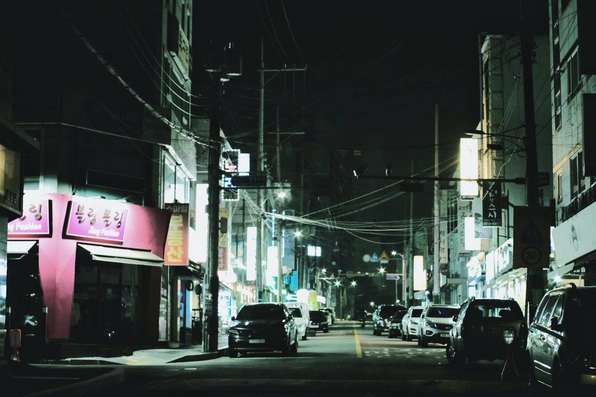 Need to sit down and do some editing today. But also sleep. Sleeeep sounds good. #fujifilm #streetphotography #nightout