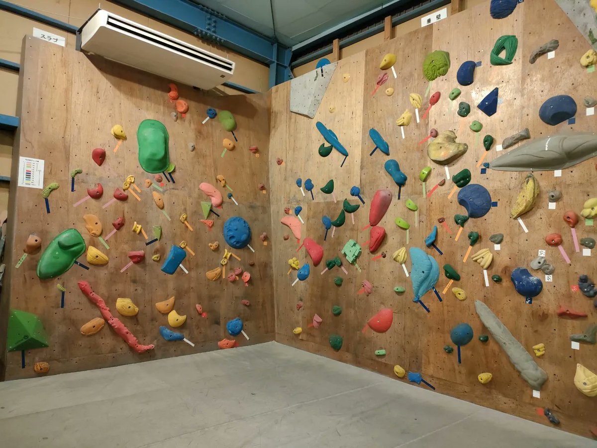 FreeclimberH's tweet photo. 7/11、栃木県宇都宮市にある【Climbing Gym FLASH】にてセット。
自分はビギナー壁を担当し、120°壁はYou君がセット。
ビギナー壁では課題にテーマを決めつつセット。課題の中に様々な動きを取り入れて楽しめるような感じで作りましたので反復練習やウォームアップにもいいと思いますよ！ https://t.co/OM7XD7EjpJ