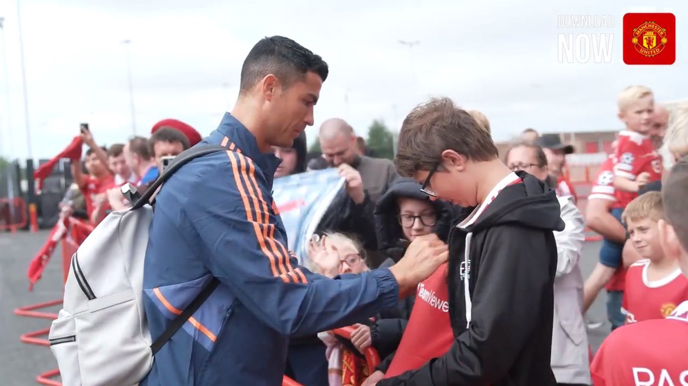 CristianoXtra on X: Cristiano Ronaldo giving autograph to fans