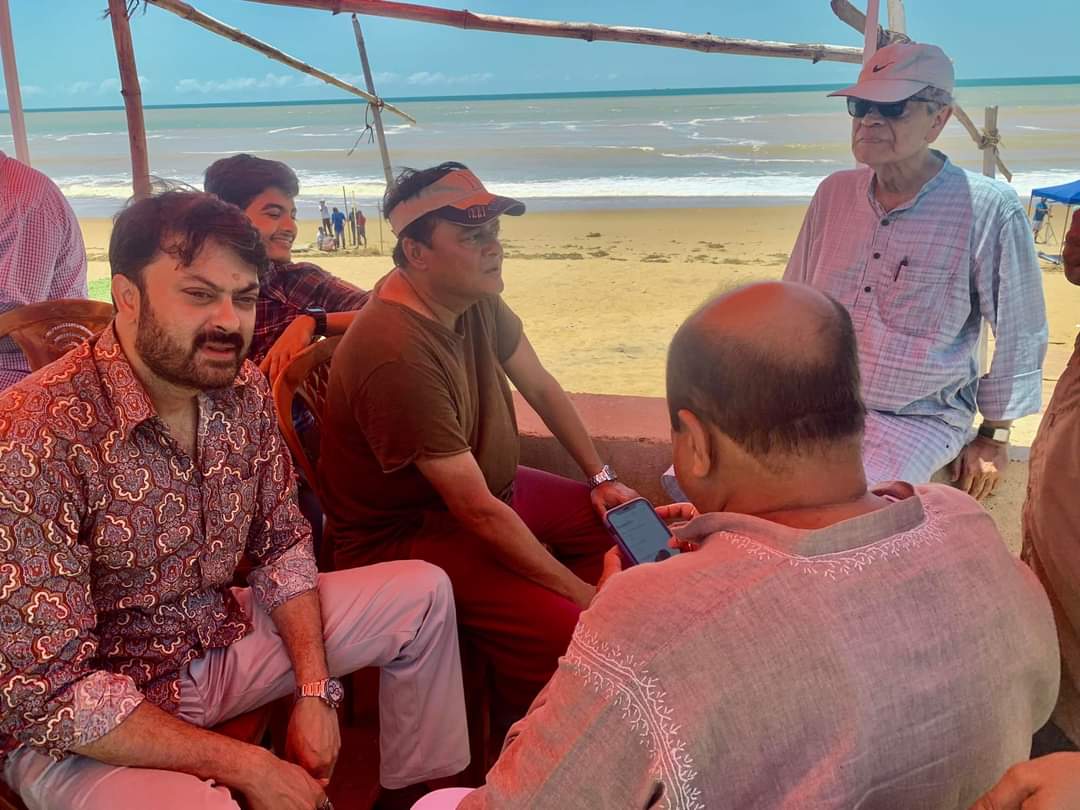 Director Sandip Ray is presently in Puri to shoot for his next Feluda film #Hatyapuri with #indraneilsengupta as FeluDa, Ayush Das as Topse and Abhijit Guha as Jatayu. Seen in the pic also Shaheb Chatterjee and Saswata Chatterjee
