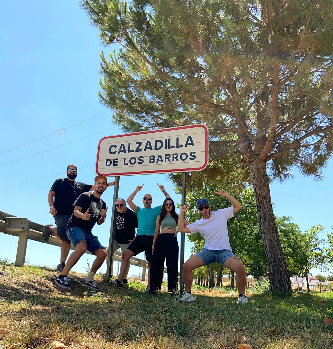 HA SUCEDIDO. Estamos en Calzadilla de los Barros, provincia de BADAJOZ.

Tres años después de sacar 'KITT y los coches del pasado' hemos venido al pueblo donde diseñaron y tunearon al KITT de José María.