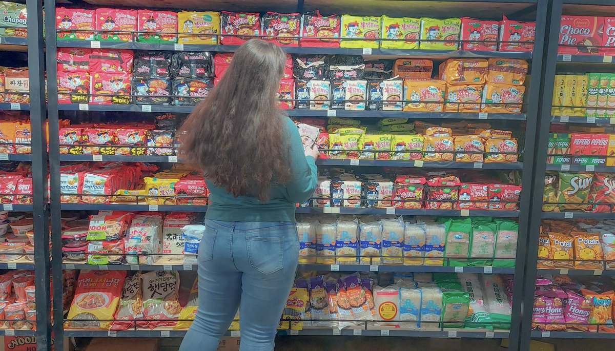 KiandraCasey's tweet photo. Time to eat 

I enjoy visiting Korean markets because they have so many Korean foods, snacks and drinks ! I love to discover the many different flavors of Korea ! Here, I am in SA choosing some snacks to take home 

@TTK2022official #talktalkkorea2022 #TTK_discover #TTK_DISCOVER https://t.co/0Stjo35BGV