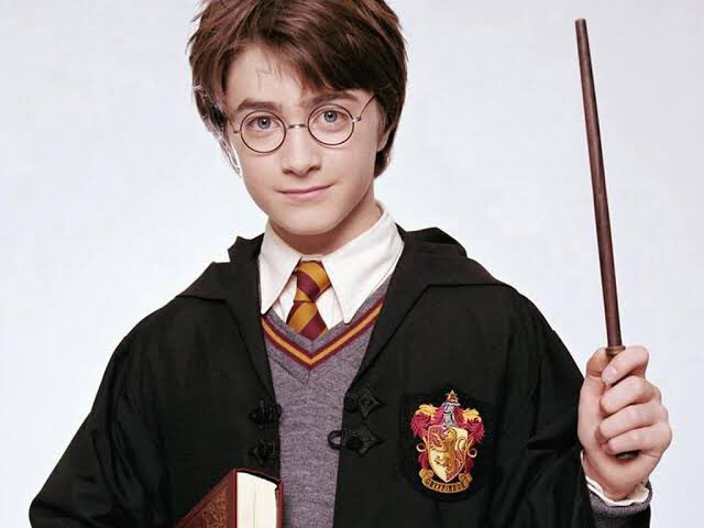 tracklist's tweet photo. O personagem Harry Potter completa 42 anos no dia de hoje! ⚡️ https://t.co/qezyICMjM1