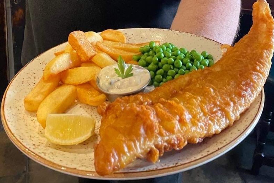EndEdinburgh's tweet photo. Happy Sunday and it feels like the sort of Sunday that deserves a stroll.
So after a daunder about Holyrood or around our wonderful city, why not head on down the Royal Mile to see us for a pint and a portion of fish and chips.
You won’t regret it… https://t.co/7EfV6BW8Bi