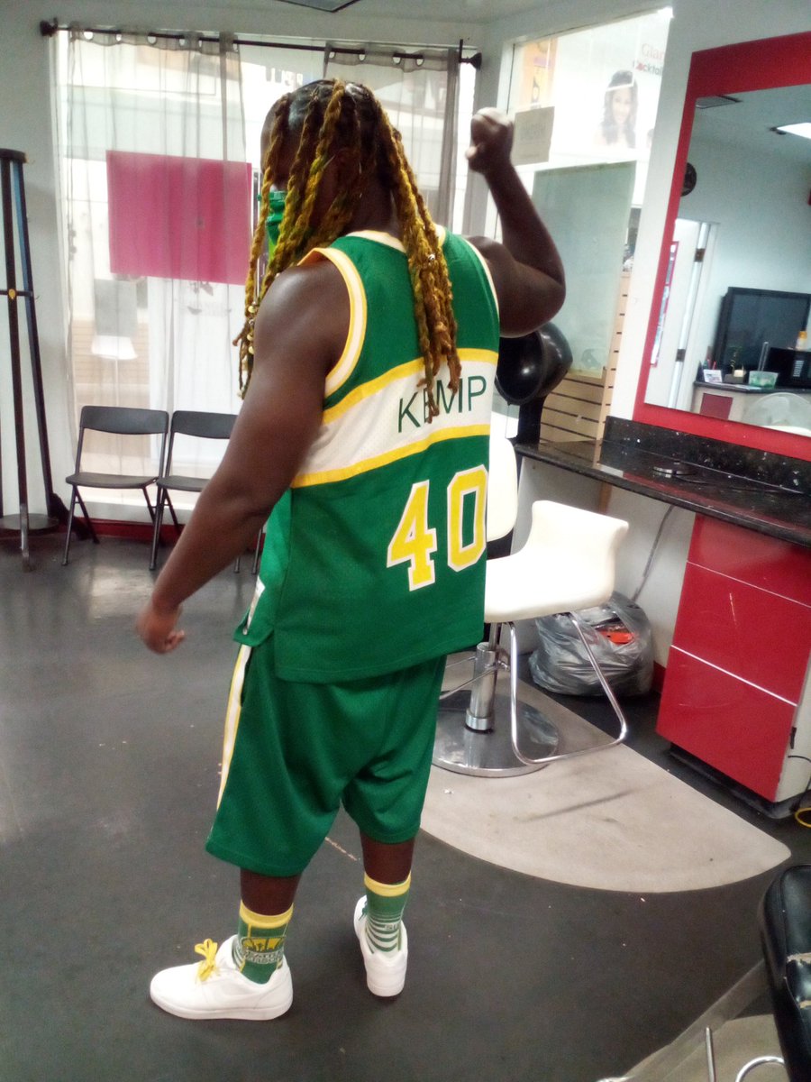 That 🟢🟡 is <a href="/SeattleSonics/">Seattle Supersonics</a> with that <a href="/sk40_reignman/">Shawn Kemp</a>  number best <a href="/NBA/">NBA</a>  Jersey EVER! #BringOurSonicsBack