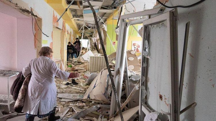 tcabarrus's tweet photo. L'armée russe a détruit en #Ukraine 127 hôpitaux, 900 maisons de santé, 450 pharmacies et 90 ambulances depuis le 24 février. Ce sont autant de crimes de guerre. 
(Source, ministère de la #Sante de l'#Ukraine) https://t.co/AqiP5AoIzt