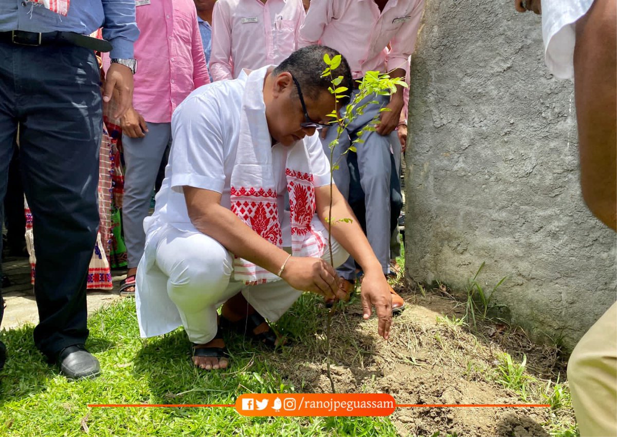 ranojpeguassam's tweet photo. Visited BBK College in #Barpeta and participated in CM’s institutional plantation programme on the occasion of 75 years of India’s Independence. The college has completed 50 glorious years of educational service. 1/2 @himantabiswa https://t.co/56GCbvEkJi