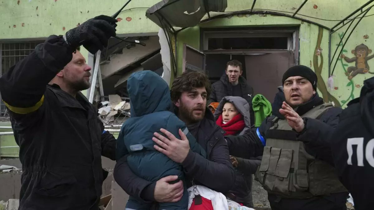 tcabarrus's tweet photo. L'armée russe a détruit en #Ukraine 127 hôpitaux, 900 maisons de santé, 450 pharmacies et 90 ambulances depuis le 24 février. Ce sont autant de crimes de guerre. 
(Source, ministère de la #Sante de l'#Ukraine) https://t.co/AqiP5AoIzt