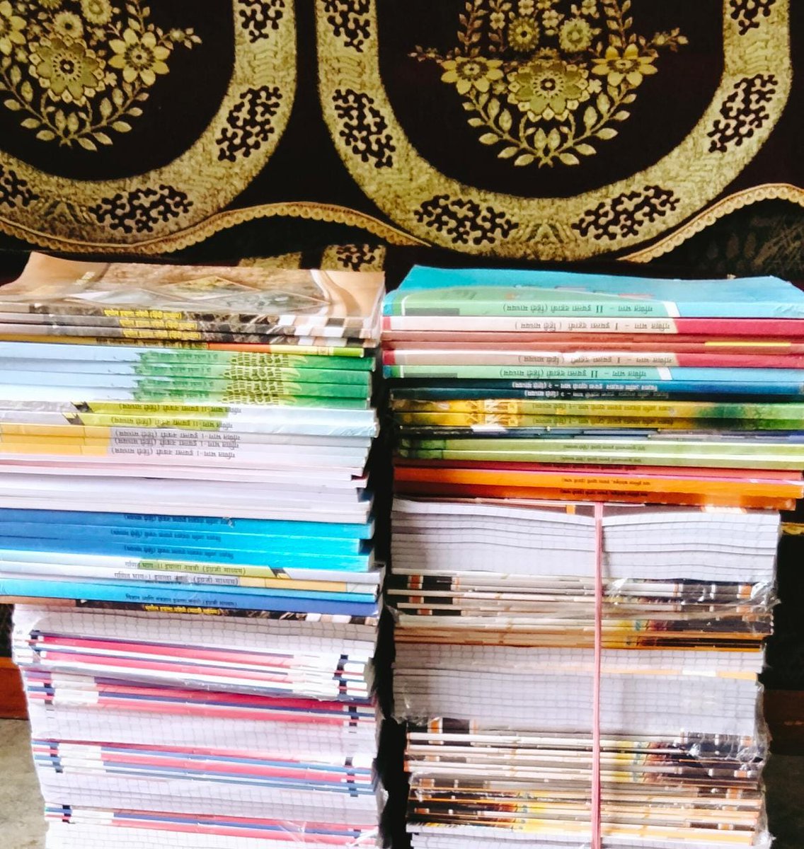 DhirajashokCha1's tweet image. राष्ट्रभाषा प्रचार समिति परिसर येथील शाळेतील जे विद्यार्थी अतिशय गरजू आहेत अशा ३ नववीच्या व २ दहावीच्या एकुण ५  विद्यार्थ्यांकरीता जवळपास ३७०० किमतीची (संपुर्ण पुस्तके व रजीस्टरे) जिजाऊ बुक बँके तर्फे मा. गुल्हाने सरांकडे सुपुर्द करण्यात आली.
 जिजाऊ बुक बँक नीरज बुटे 8421588551