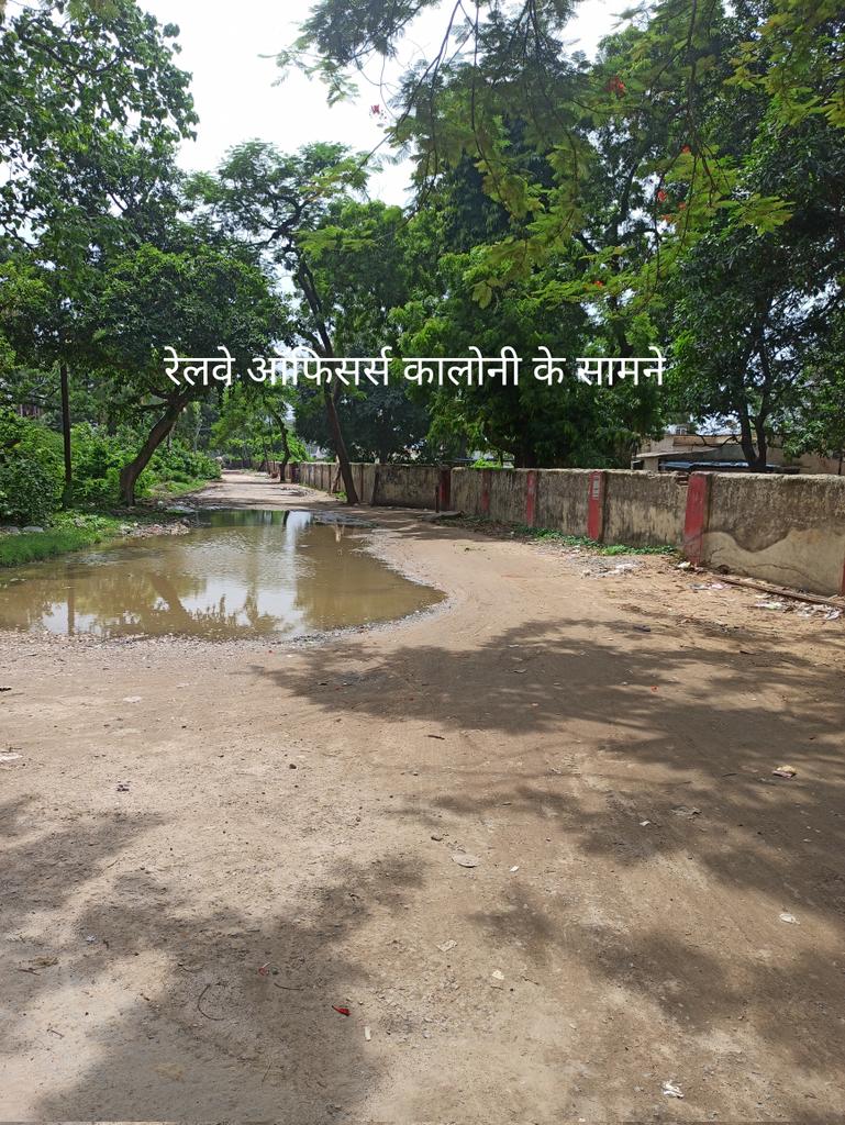Deepak_a11's tweet photo. @AshwiniVaishnaw यह आजमगढ़ रेलवेस्टेशन है जो मंडलमुख्यालय भी है जहां @PMOIndia स्टेशनों को सजा रहे हैं वहीं @gmner_gkp AMH की दशा देखने लायक है स्टेशन को जाने वाले मुख्यसड़क जो रेलवे की है इसके जलनिकासी की व्यवस्थाकर चौड़ीकरण कर डिवाइडरयुक्त बनवाने के लिए @nirahua1 कृपया पहल करें https://t.co/zlXzEKoR2L