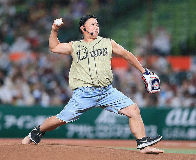 livedoornews's tweet photo. 【ワイルド】西武「WILDユニ」でスギちゃん始球式「靴底はくりぬいてやったぜ」
https://t.co/eQWJ90NbgP

「靴を履いてきたけど、底はくりぬいてやったぜ。裸足と同じだぜ。ワイルドだろ～」と「靴底のないスニーカー」で登場し、ノーバウンドの力強い球を投げ込んだ。 https://t.co/Lld1UXl4Ab