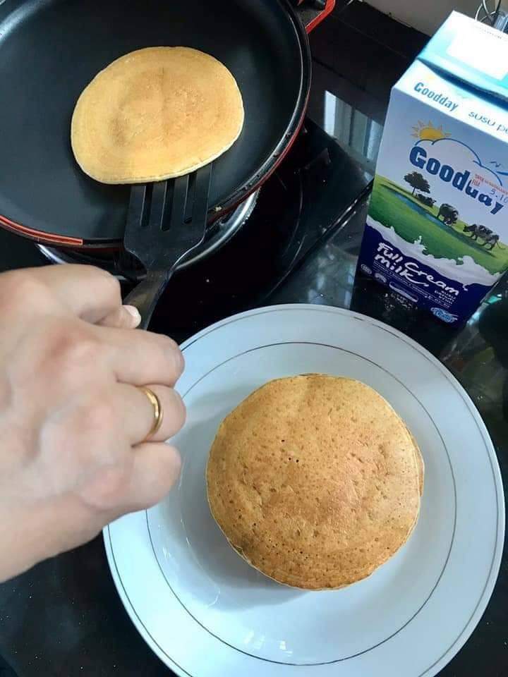 DailyMakan's tweet photo. RESEPI PENKEK GEBU

Cuti sekolah datang lagi! Boleh buat ni untuk anak-anak sarapan.

Sapu nutella, atau chocolate spread, atau peanut butter atau strawberry jam atau apa-apa lah, deko ngan buah-buahan kasi tarik selera.

Bahan-bahan penkek gebu:
2 cawan susu segar https://t.co/CaXXtfYADQ