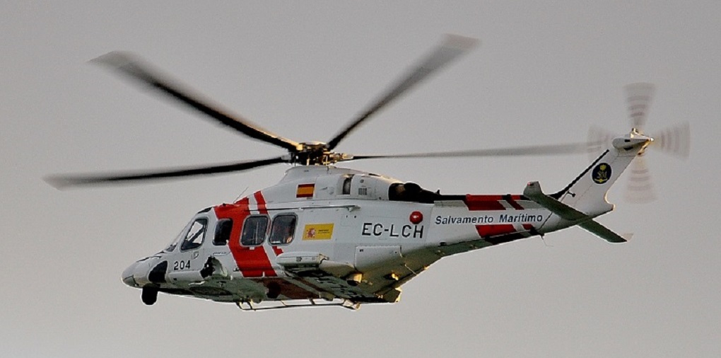 salvamentogob's tweet photo. Ayer: Buque pasaje Regina Báltica solicita evacuación urgente de pasajera por parto y posteriormente de pasajera y neonato tras parto. 
Nuestro centro #Tarragona moviliza al helimer 204 que evacua a ambos al aeropuerto de #Reus donde ya esperaba ambulancia y equipo @semgencat https://t.co/yoXk2tcwxR