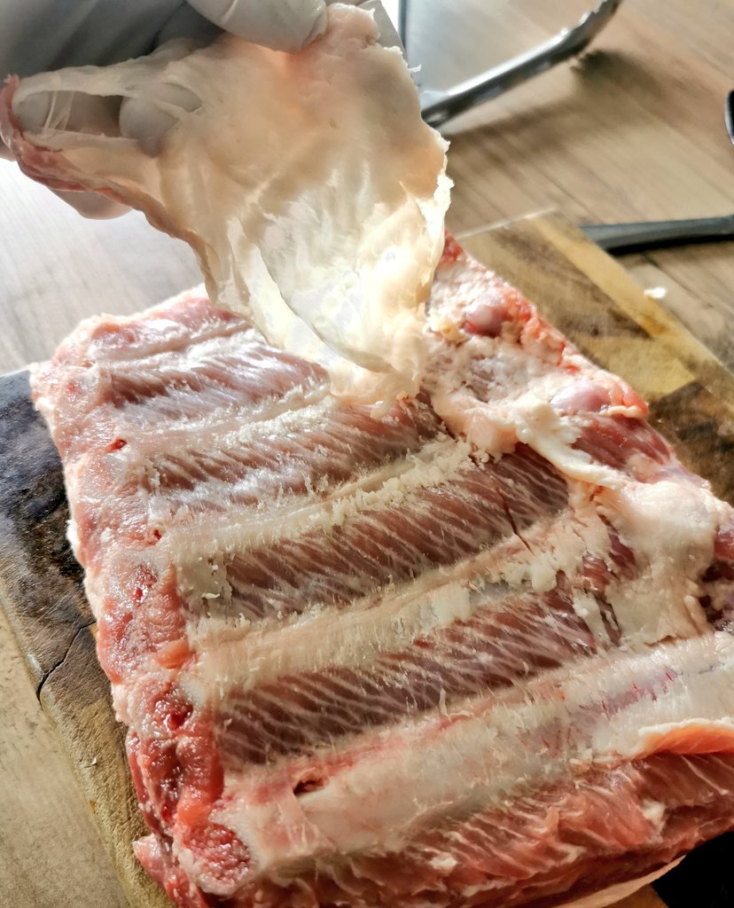 jayclark0106's tweet photo. Great tip this was to remove the membrane on the back of the ribs, lets the rub penetrate the meat #Ribs #HalfRack https://t.co/xfoO58FxOR