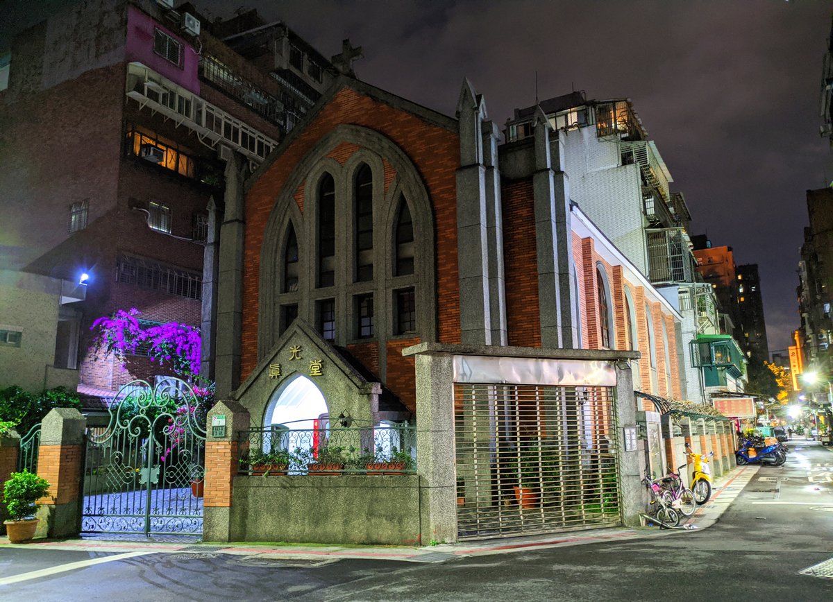 ★看影片：https://t.co/tJB2V7HL2Y 深夜，雙城街夜市周邊的浸信會真光堂。 True Light Church (Shuangcheng Street Night Market, Taipei)
