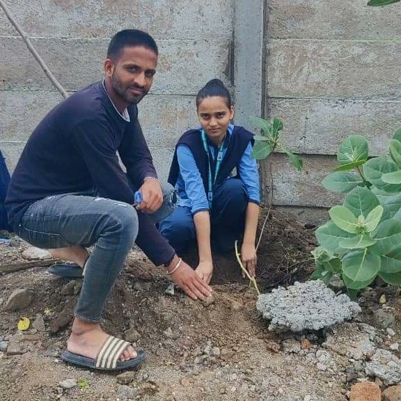 abvpdhar's tweet photo. #ABVPDHAR
#वृक्षारोपण_महाअभियान के निमित्त धार इकाई के समृद्धि कॉलेज ऑफ़ नर्सिंग की छात्राओं के साथ अभाविप कार्यकर्ताओं ने पौधारोपण किया।
#AbvpMalwa #MissionPlantation #vrakshmitra @abvpmalwa_mp
@ashish_sharmas @GouravSahu__
@Mahendr81856675 @RAHULCH06554430 https://t.co/z5HxYycWFe
