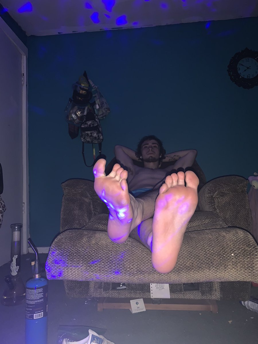 Caustiic_01's tweet photo. Come here piggyyyyyy. Sniff these toes and lick the jam out for your master. #ALPHA #cashapp #findom #cashmaster #moneymaker #feet #feetpics #feetpicsforsale #buymyfeet #feetworship #slaveswanted #sellingcontent #pigslave #footworshi̇p #pits #drain #bondage #stinkmaster https://t.co/D8FnynoCPn