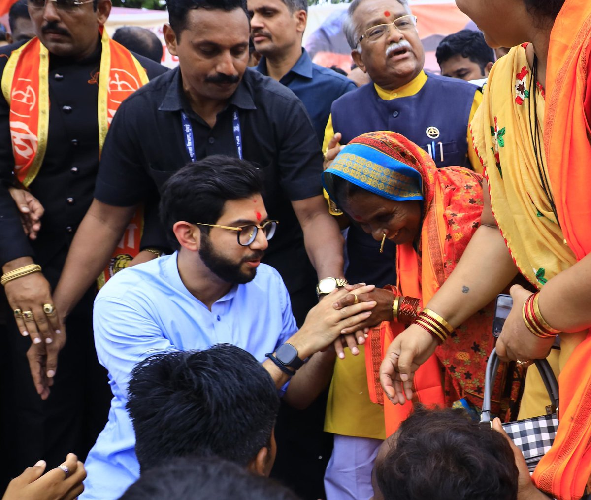 akshay_fule's tweet photo. वयोवृद्ध मायबाप जनता हि रस्त्यावर येऊन मा.आदित्य जी ठाकरे यांना भेटून आशीर्वाद देत आहे, हे प्रेम 50-50 खोके घेऊन विकलेल्या गद्दारांना कधी मिळणार नाही...

जय महाराष्ट्र 🚩
@AUThackeray https://t.co/301XOHZDZI
