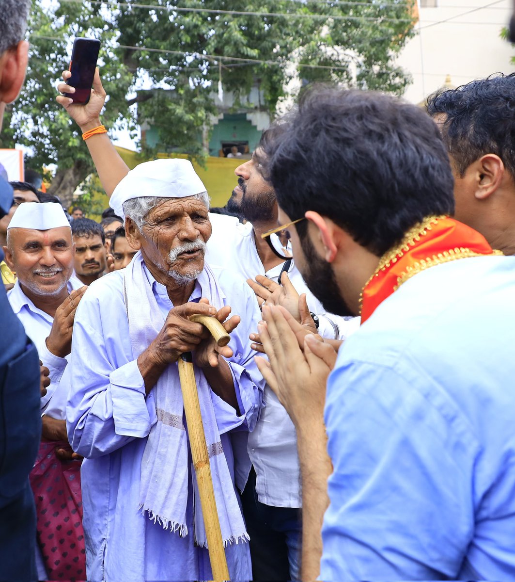 akshay_fule's tweet photo. वयोवृद्ध मायबाप जनता हि रस्त्यावर येऊन मा.आदित्य जी ठाकरे यांना भेटून आशीर्वाद देत आहे, हे प्रेम 50-50 खोके घेऊन विकलेल्या गद्दारांना कधी मिळणार नाही...

जय महाराष्ट्र 🚩
@AUThackeray https://t.co/301XOHZDZI