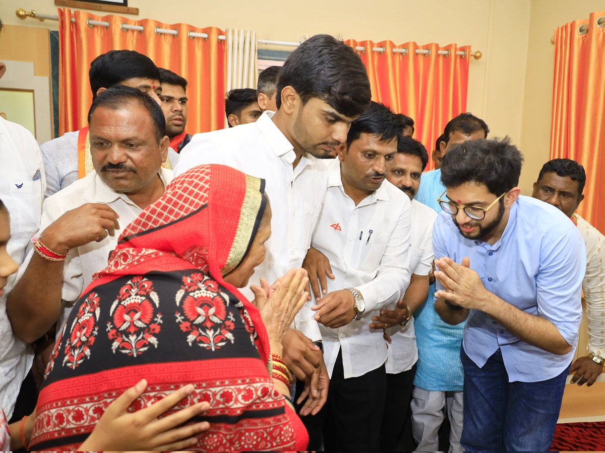 akshay_fule's tweet photo. वयोवृद्ध मायबाप जनता हि रस्त्यावर येऊन मा.आदित्य जी ठाकरे यांना भेटून आशीर्वाद देत आहे, हे प्रेम 50-50 खोके घेऊन विकलेल्या गद्दारांना कधी मिळणार नाही...

जय महाराष्ट्र 🚩
@AUThackeray https://t.co/301XOHZDZI