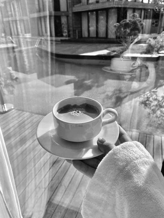 La prima cosa da fare appena svegli è sorridere, la seconda è prendersi un caffè, e la terza vivere nel migliore dei modi la giornata.
(cit) 
    #Buongiornooo 
  #BuonaDomenica ❤️