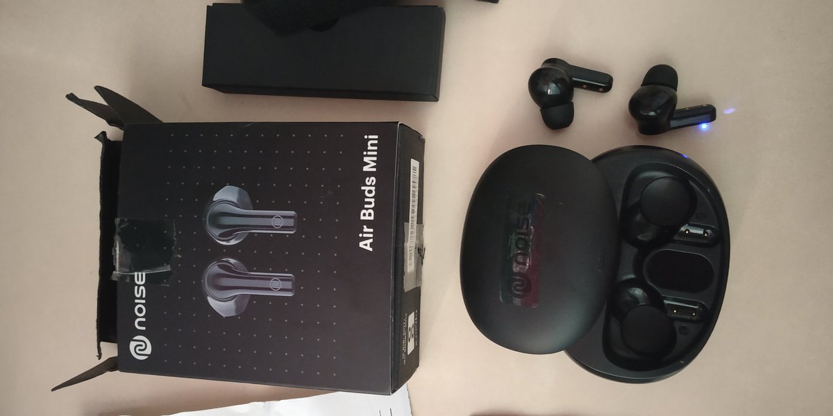 DrSonalRathore2's tweet photo. #Fraudflipkart 
#poorservice 
Ordered noise air bud mini but recieved a used product of different brand with scratches. Complained thrice but no proper response from flipkart 
@flipkartsupport 
@consumerforum_ 
@forum_consumer https://t.co/RJtXbq9izO
