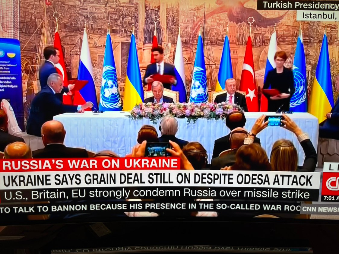 Presiden Rusia Vladymir Putin telah berbohong kepada Presiden Jokowi yg mengatakan Rusia akan membuka jalur laut utk koridor pangan dari Ukraina dan menjamin keamanannya, 29 juni di Kremlin. Faktanya, sejak pertemuan tersebut hingga kini Rusia terus meluncurkan serangan Rudalnya.