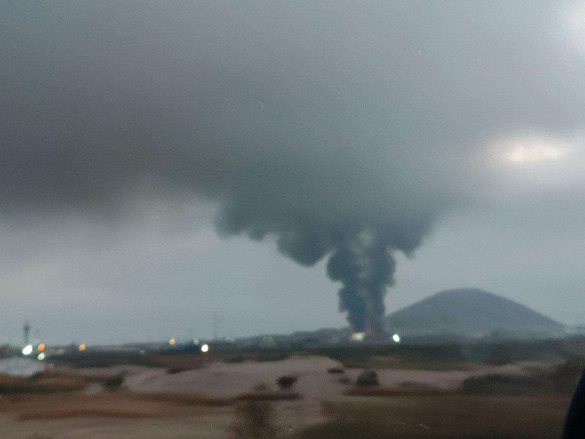 ¿¿¿Que arde en el polígono???
Masa de humo negro que cubre la ciudad y cuyo origen es el polígono parece ser

#cartagena #incendio #humo <a href="/112rmurcia/">112 Región de Murcia</a> <a href="/AytoCartagenaES/">Ayuntamiento de Cartagena</a> <a href="/Bomberos_CT/">𝘽𝙤𝙢𝙗𝙚𝙧𝙤𝙨 𝘾𝙖𝙧𝙩𝙖𝙜𝙚𝙣𝙖 🇪🇸</a>