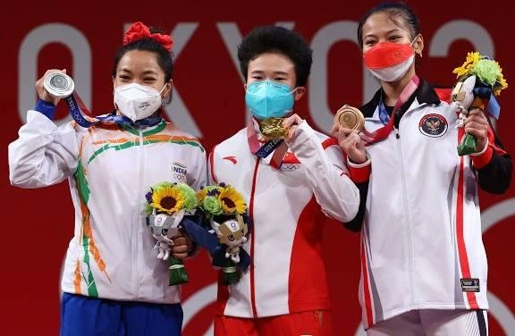 mirabai_chanu's tweet photo. Can’t believe its been a whole year since grabbing the first Olympic medal in Tokyo for India. 🥈🇮🇳 That moment wouldn’t have been possible without my people helping me lift the weight. 🏋️‍♀️

Time to work now and turn that silver into gold in 2024! 💪🏼
#1YearDown #TokyoOlympics2020 https://t.co/hit78Z7BJp