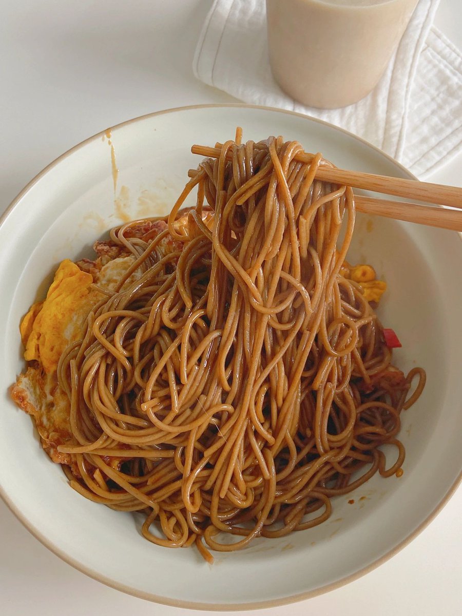 自分で調理して焼きそばを作る。
見ているだけでとても美味しいですね。😋😋