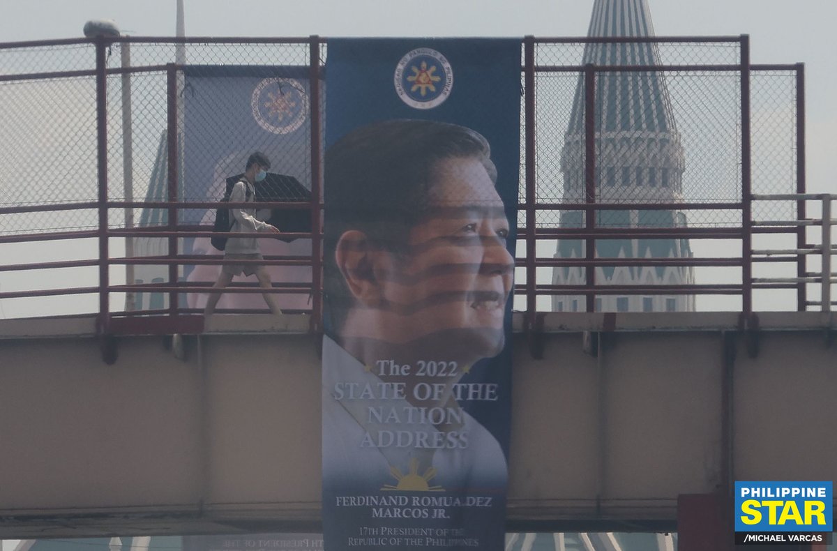 GerryCacanindin's tweet photo. Okay naman yung poster, parang may anino na nakasilip siya mula sa likod ng rehas, a reminder of all the Martial Law victims his father jailed, tortured, or murdered. https://t.co/7pi0bmCvCR
