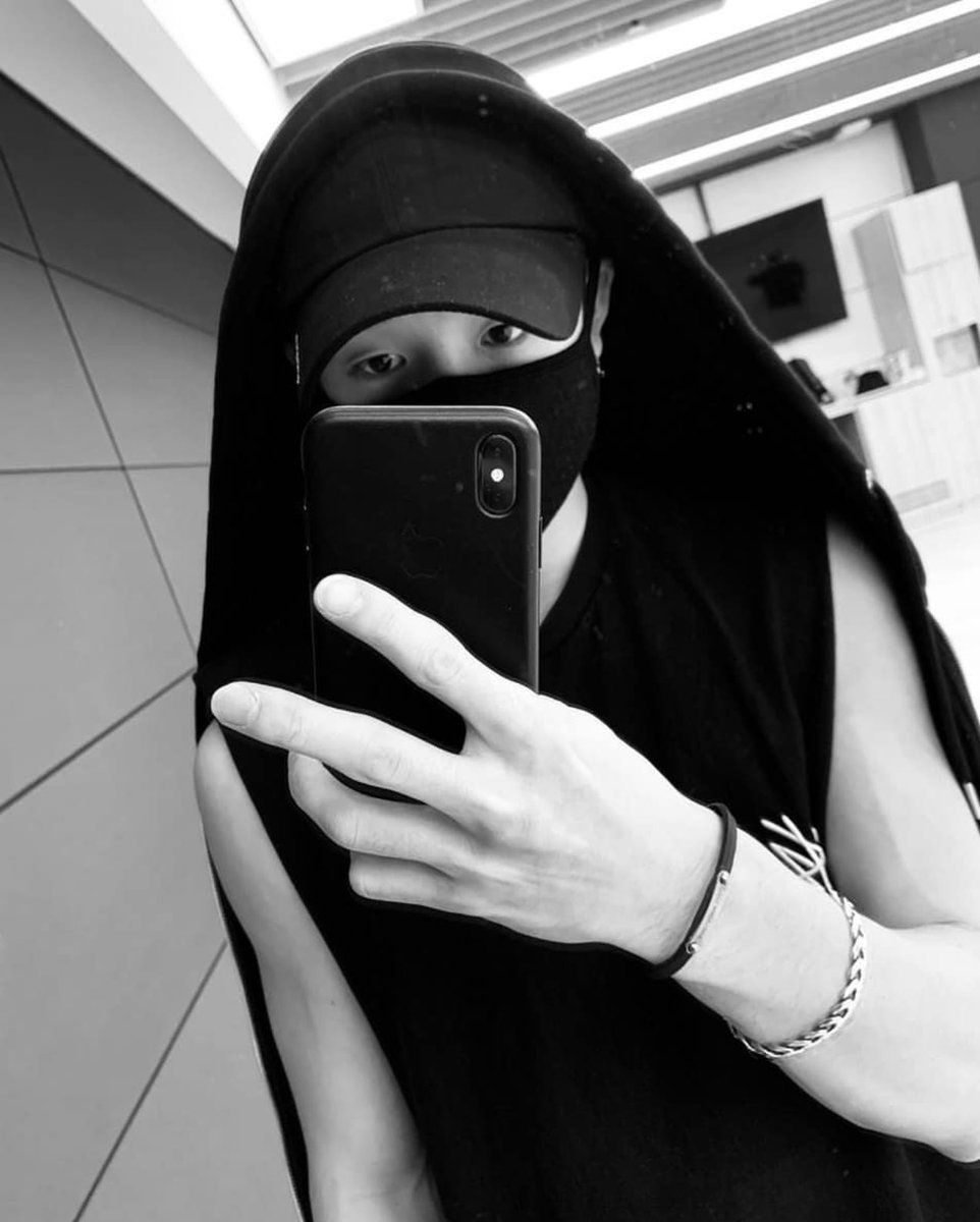 captainCB97s's tweet photo. [200724] two years since this iconic bang chan mirror selfie https://t.co/O27PpVkaws