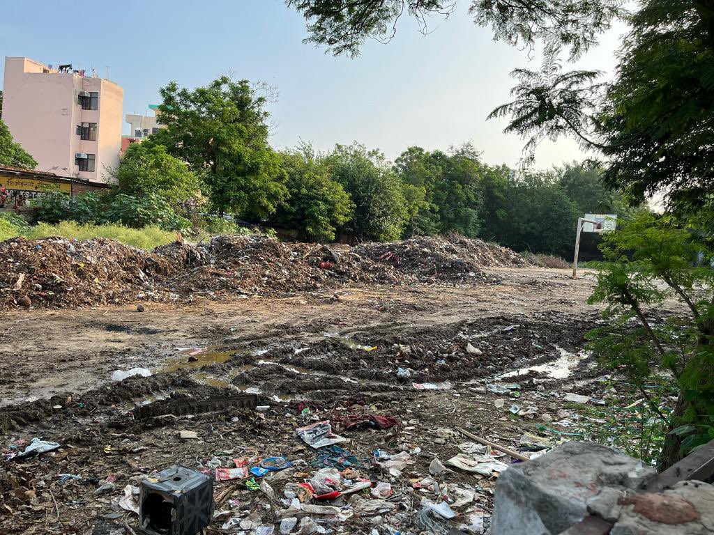 NeeluSh02852394's tweet photo. Urgent - Community centre of Sushant Lok 1 next to Paras Hospital is converted into a filthy garbage dumping &amp; handling ground by MCG. Who has permitted this and where are the officials managing ward 32 &amp; municipal Sanitation? @MunCorpGurugram @DC_Gurugram @cmohry https://t.co/iyO6HYZhUD