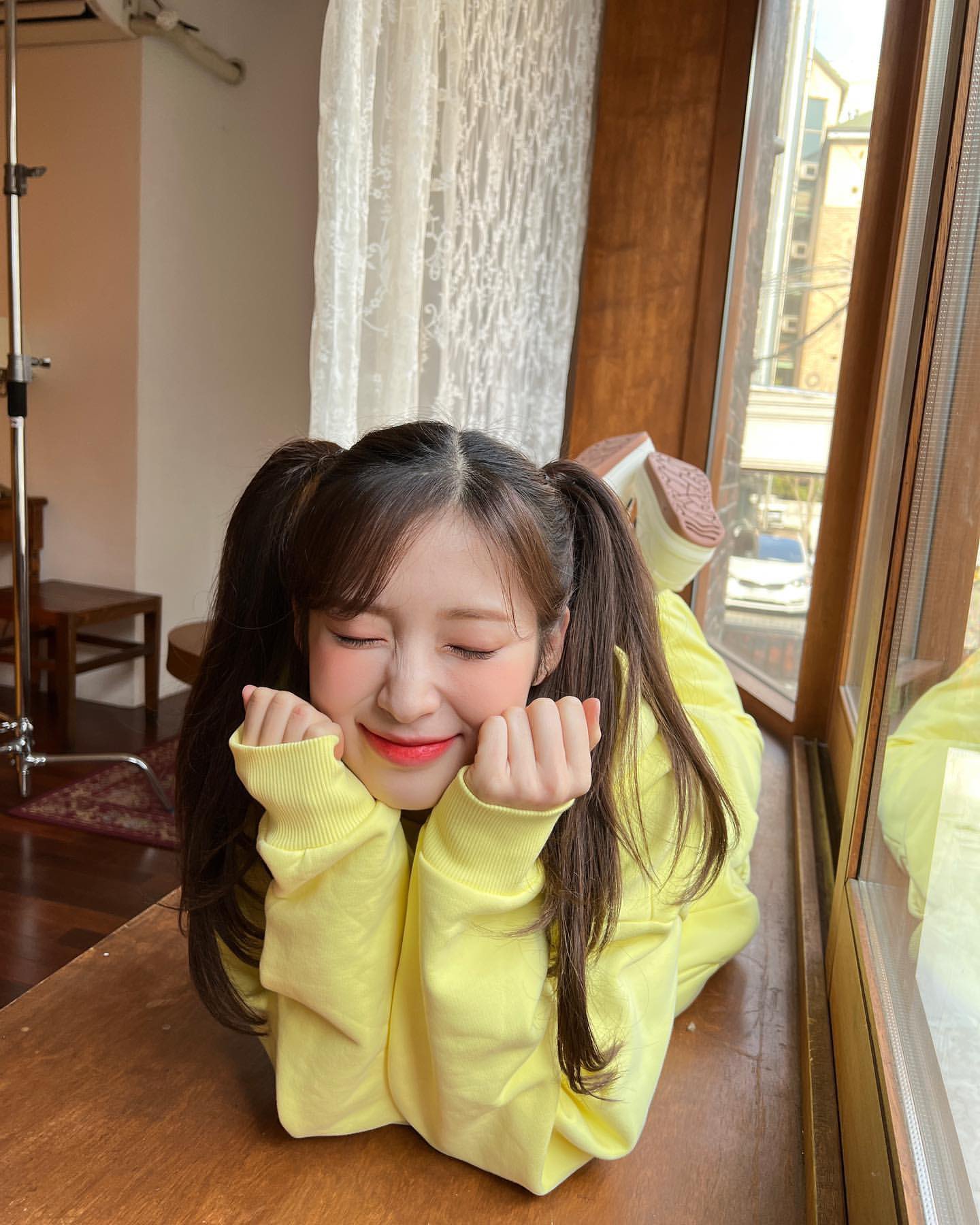  on twitter she always looks 1000 times cuter in yellow https t co