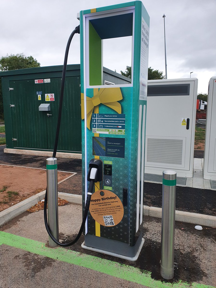 #GSElectrucHighwayBday, fantastic new bank of rapid chargers from those nice people <a href="/GRIDSERVE_HQ/">GRIDSERVE</a> including a very nicely birthday wrap one at Severn View Services