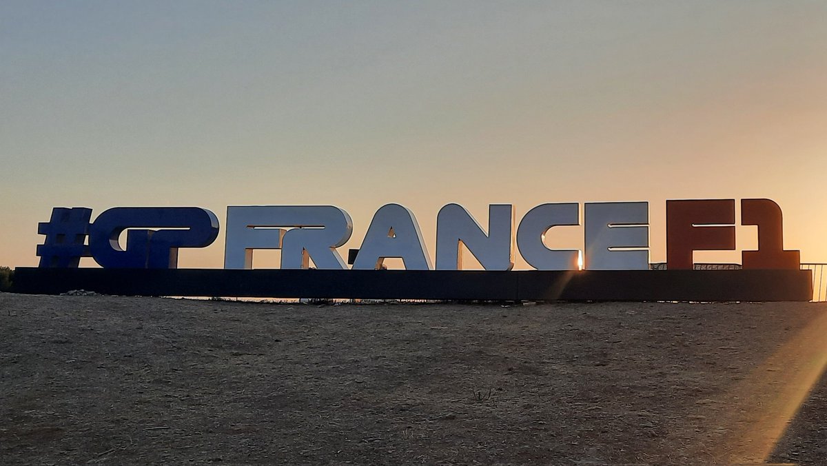 Yumixico's tweet photo. Quali day at the @GPFranceF1

|A THREAD|

#GrandPrixDeFrance #F1 #Formula1 https://t.co/0iIlbXeeKv