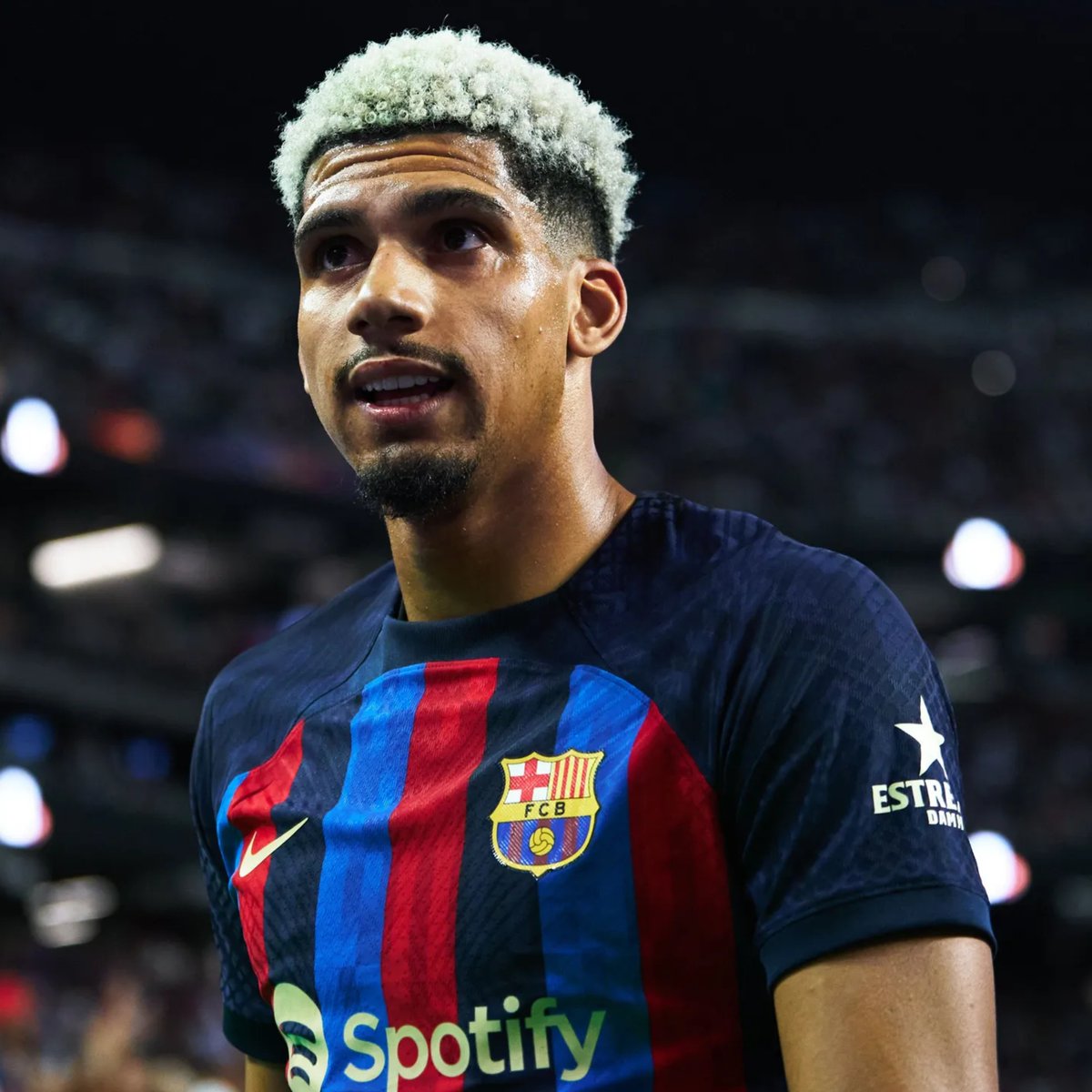 Rinde como defensor central o lateral derecho. Poderío físico, velocidad, juego aéreo, 1 vs 1, liderazgo y mucha personalidad. Ojalá las lesiones no lo molesten más porque tiene todo para dejar una huella imborrable en el Barça. Qué jugador es Ronald Araujo. BESTIA URUGUAYA.