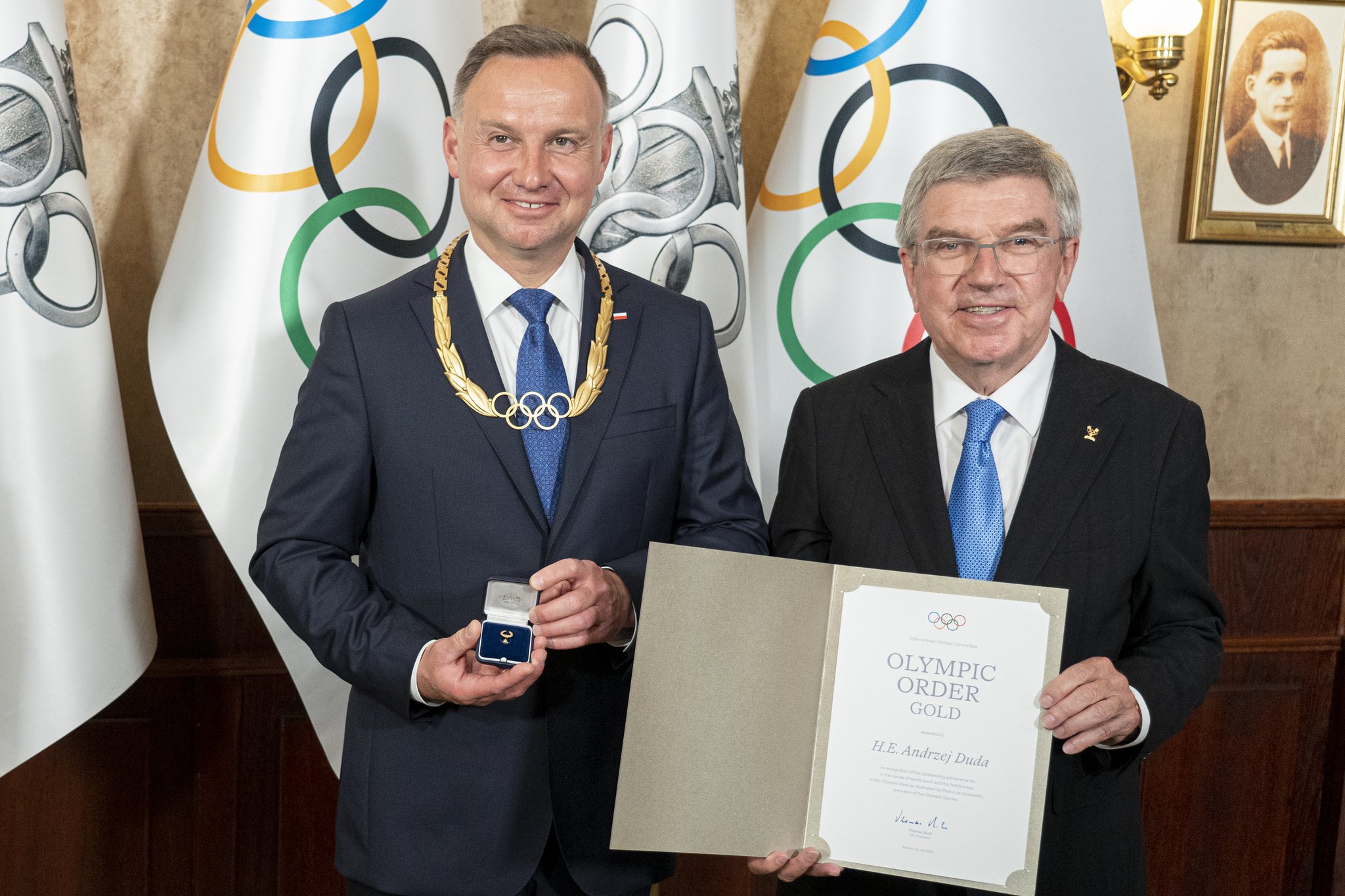 IOC MEDIA on X: President of the Republic of Poland, Andrzej Duda,  receiving the Olympic Order in Gold. A man who shares and supports our  vision of building a better and more