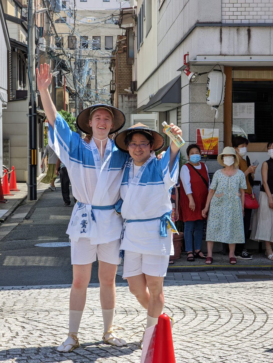 SkeletonCrewStu's tweet photo. 【祇園祭後祭巡行】
196年ぶりに復活した鷹山の巡行で代表の村上が供奉(お供)、Hunterと柴山が曳き子として参加しました。
大変光栄な機会をいただき、鷹山保存会の山田会長はじめ、皆さんありがとうございました!
#鷹山
#祇園祭
#祇園祭後祭
#山鉾巡行
#kyoto
#skeletoncrewstudio https://t.co/eTGsOZBbnD